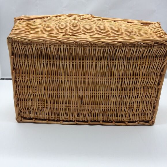 HP!!! 4 Person Wicker Picnic Basket w/Plates, Cups, Cloth Napkins, Table Cloth - Picture 9 of 9